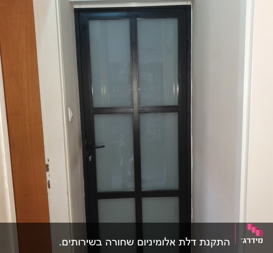 דלת אלומיניום עם זכוכית חלבית